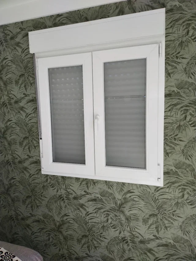Maison modulaire conteneur avec revêtement en gazon synthétique