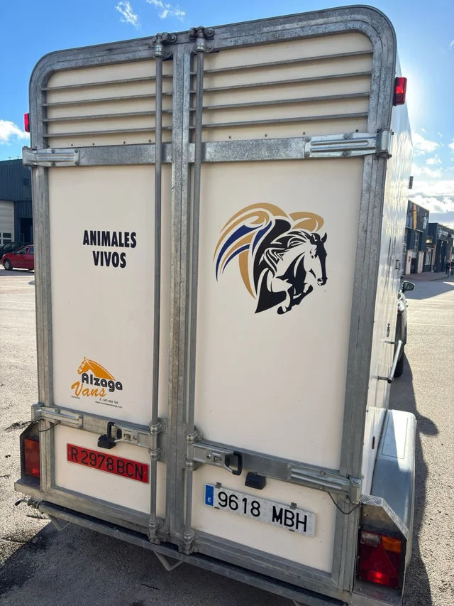 Remorque van pour chevaux à double essieu