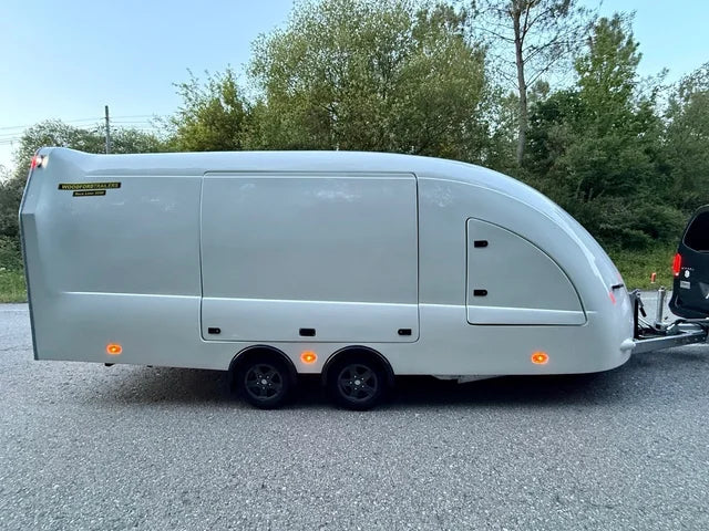 Remorque porte-voitures fermée aérodynamique à double essieu