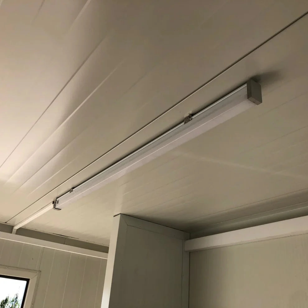 Conteneur sanitaire avec un revêtement extérieur imitation bois