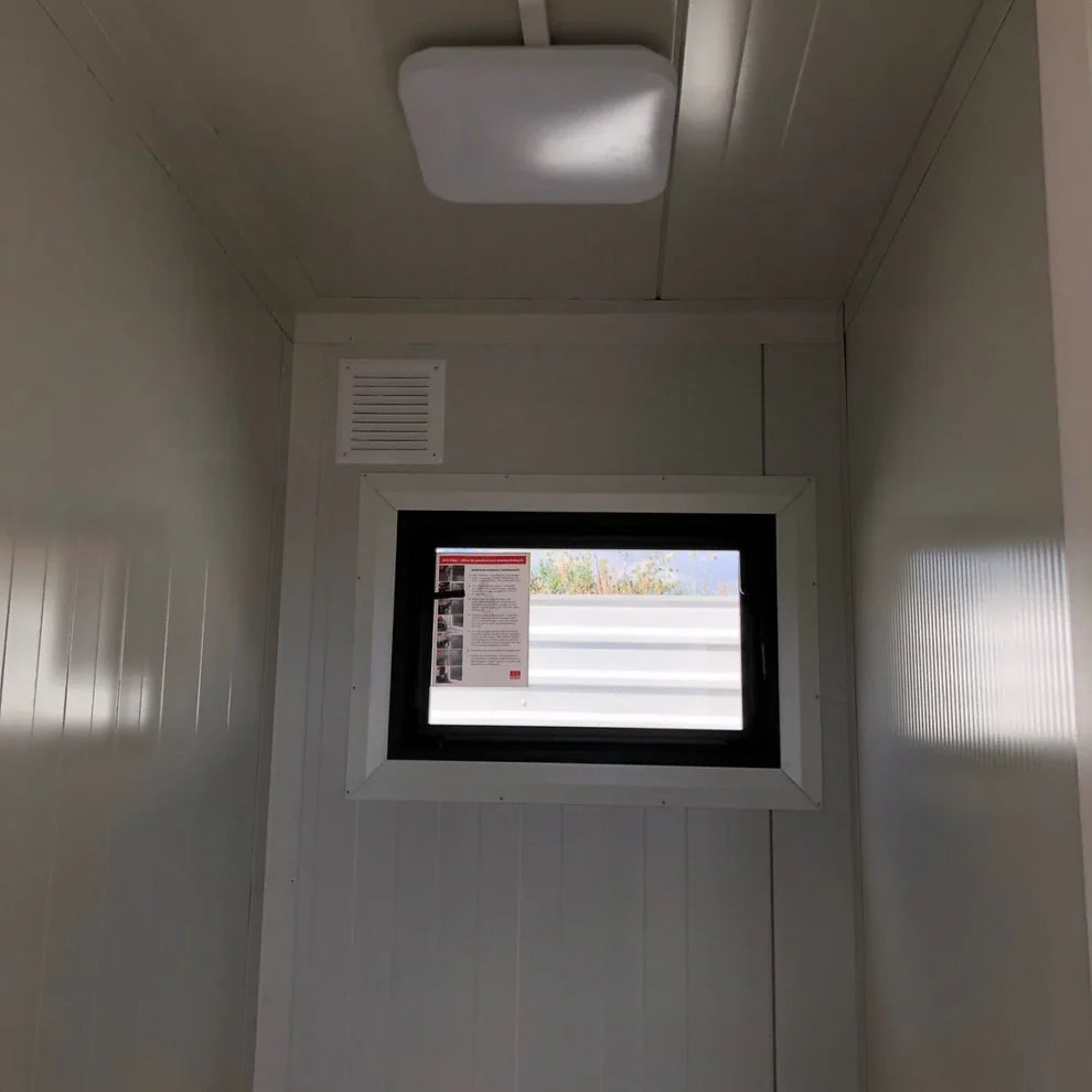 Conteneur sanitaire avec un revêtement extérieur imitation bois