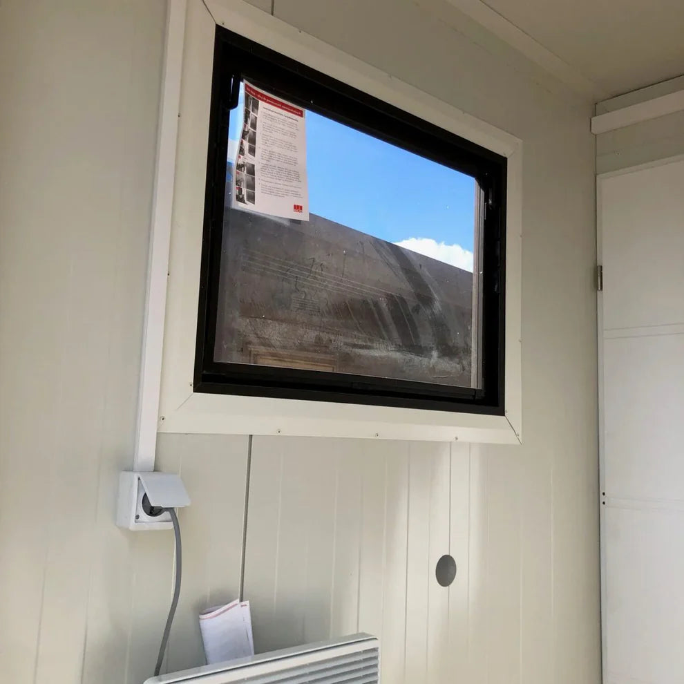 Conteneur sanitaire avec un revêtement extérieur imitation bois