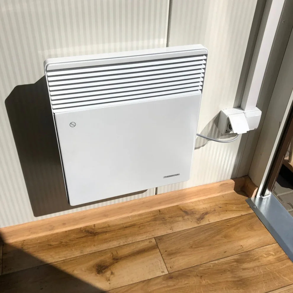 Conteneur sanitaire avec un revêtement extérieur imitation bois