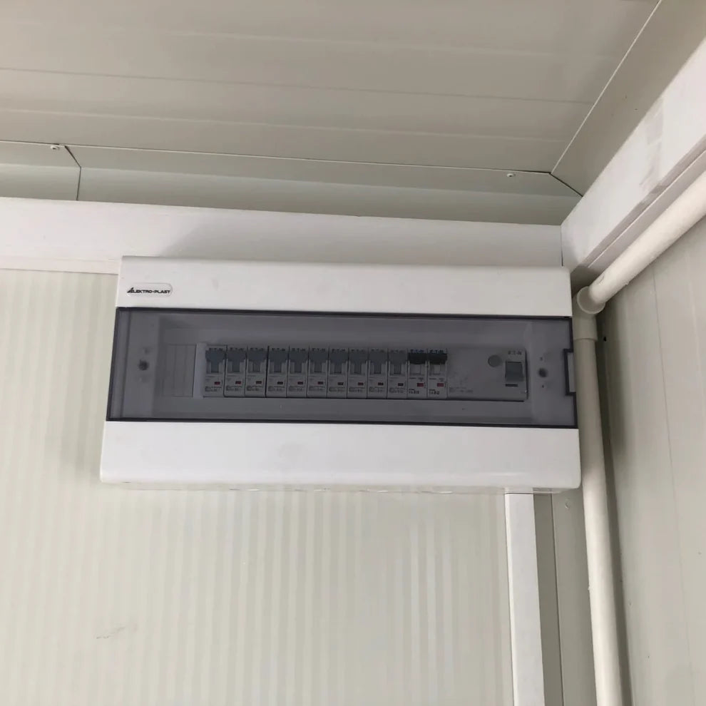Conteneur sanitaire avec un revêtement extérieur imitation bois