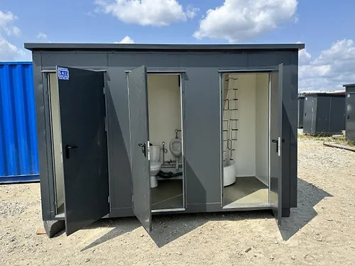 Conteneur sanitaire fixe à trois cabines