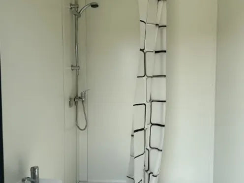 Conteneur sanitaire fixe à trois cabines