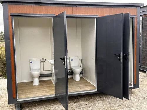 Conteneur sanitaire de type pavillon à trois cabines