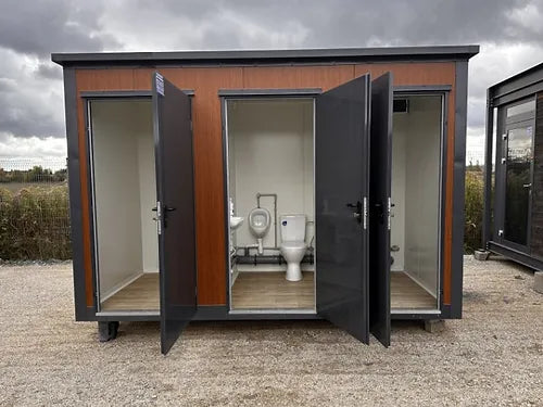 Conteneur sanitaire de type pavillon à trois cabines