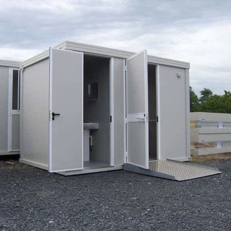 Module de toilettes accessibles avec WC et lavabo adaptés