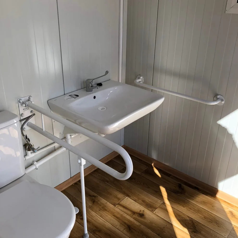 Conteneur sanitaire avec un revêtement extérieur imitation bois