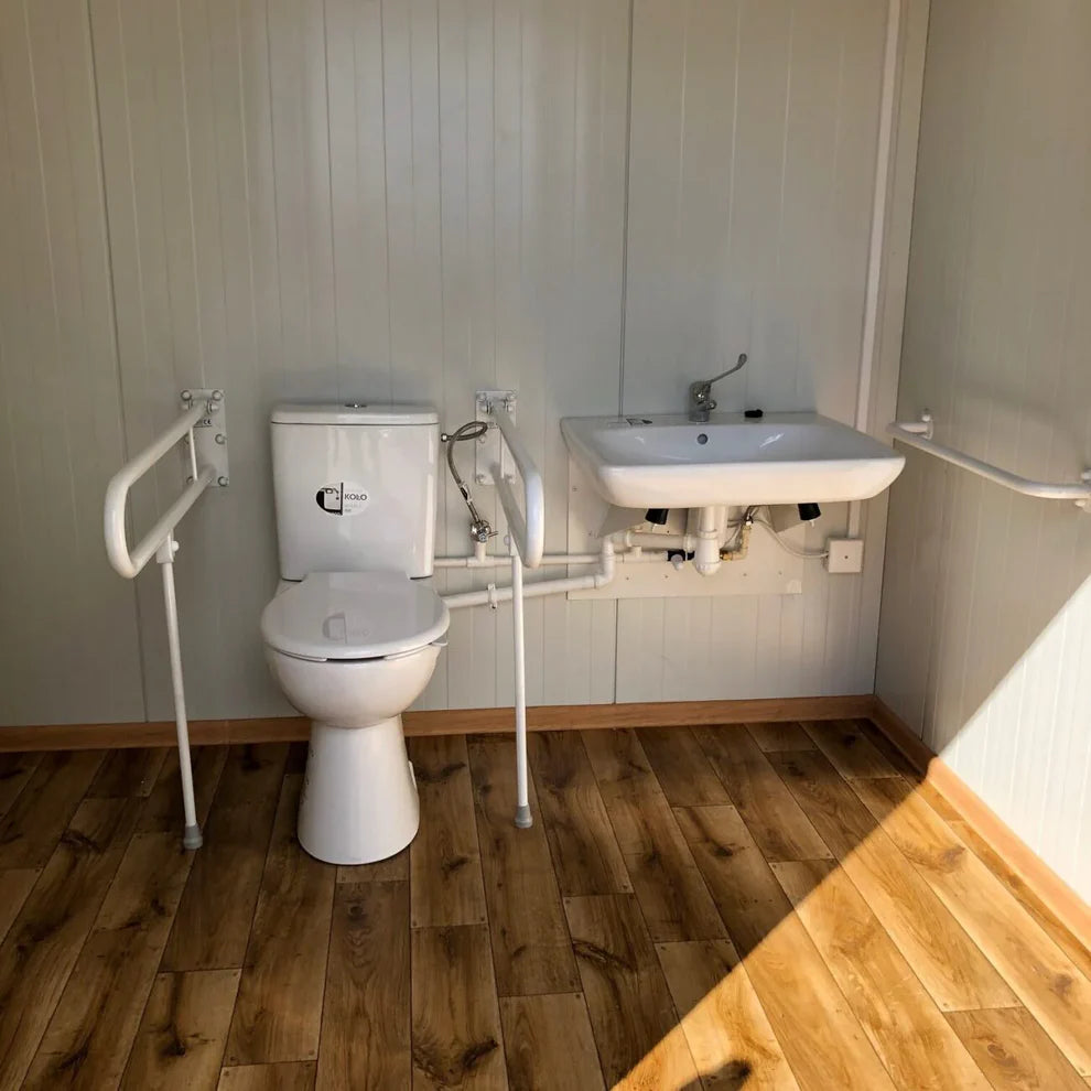 Conteneur sanitaire avec un revêtement extérieur imitation bois