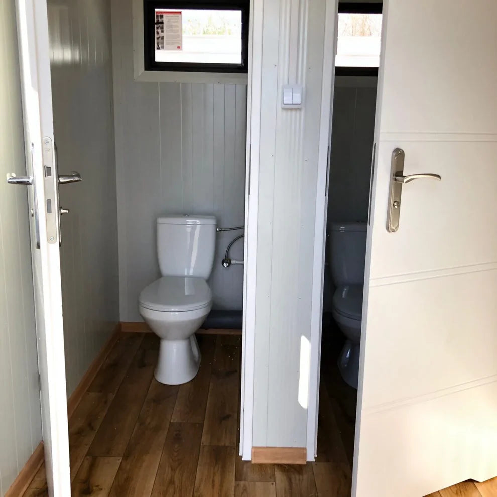Conteneur sanitaire avec un revêtement extérieur imitation bois