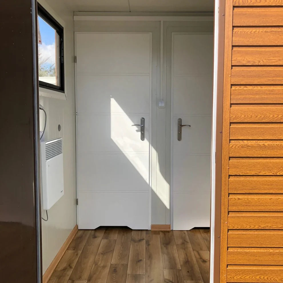 Conteneur sanitaire avec un revêtement extérieur imitation bois