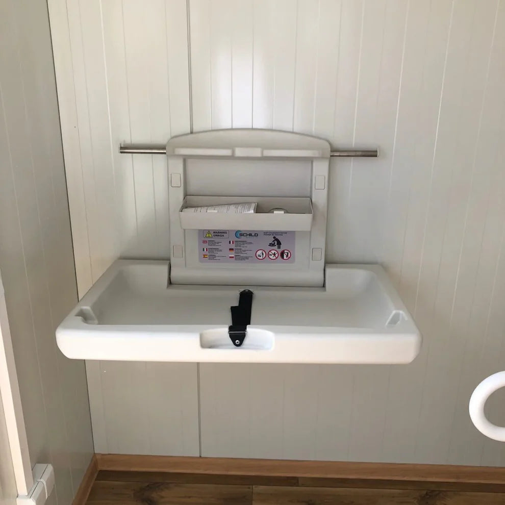 Conteneur sanitaire avec un revêtement extérieur imitation bois