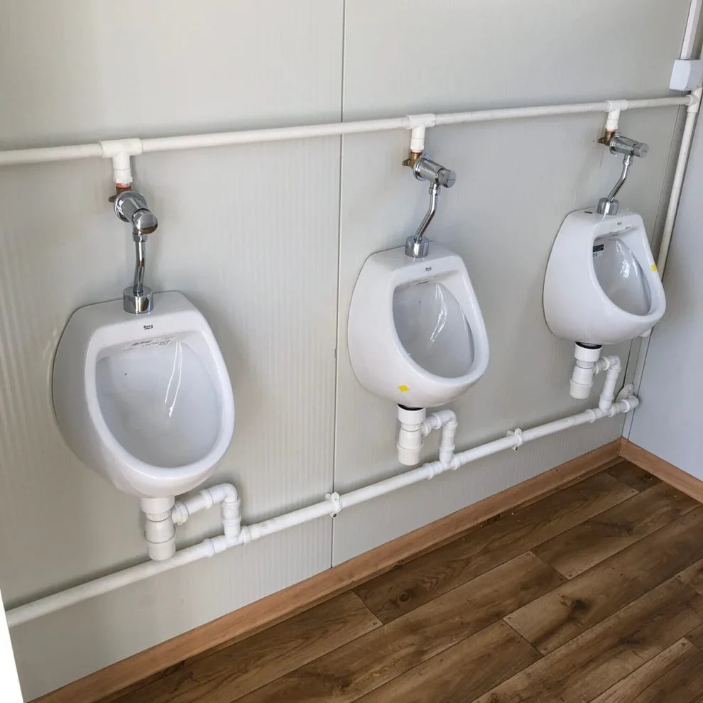 Conteneur sanitaire avec un revêtement extérieur imitation bois