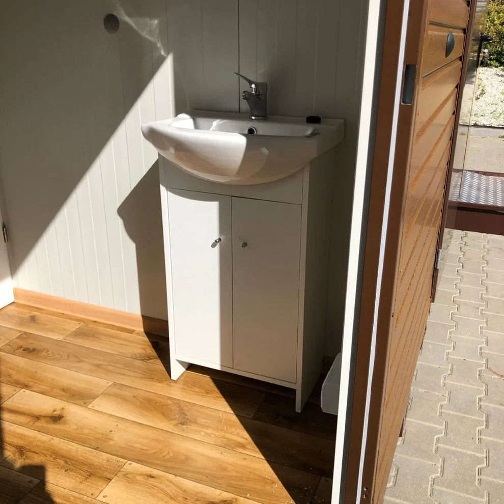 Conteneur sanitaire avec un revêtement extérieur imitation bois