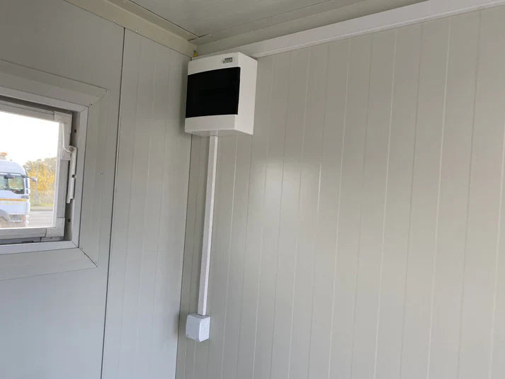 Conteneur double sanitaire avec dépôt de déchets.