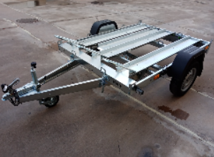 Remorque porte-motos galvanisée conçue pour le transport sécurisé de 3 motos