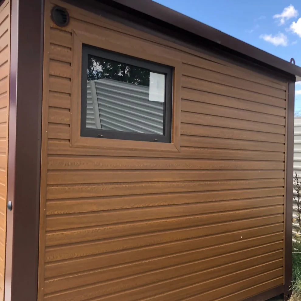 Conteneur sanitaire avec un revêtement extérieur imitation bois