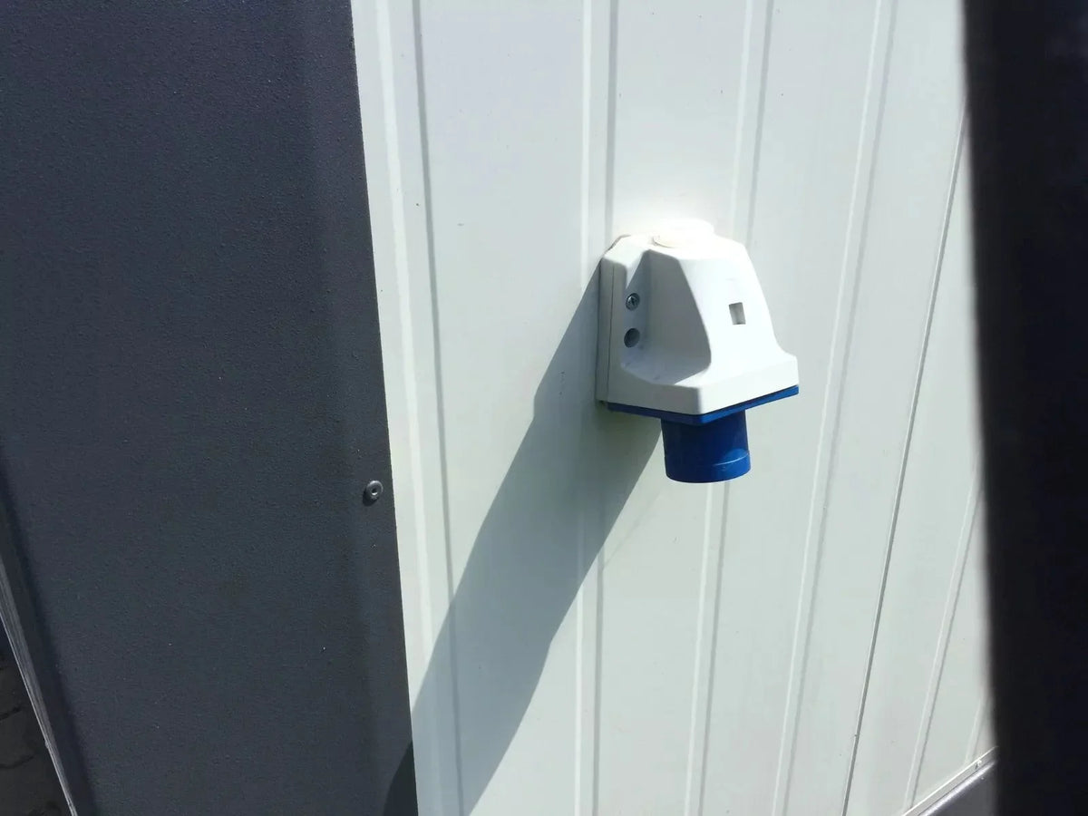 Conteneur bureau 4 x 2,4 m – Poste de sécurité / Contrôle d'accès 9,6 m²