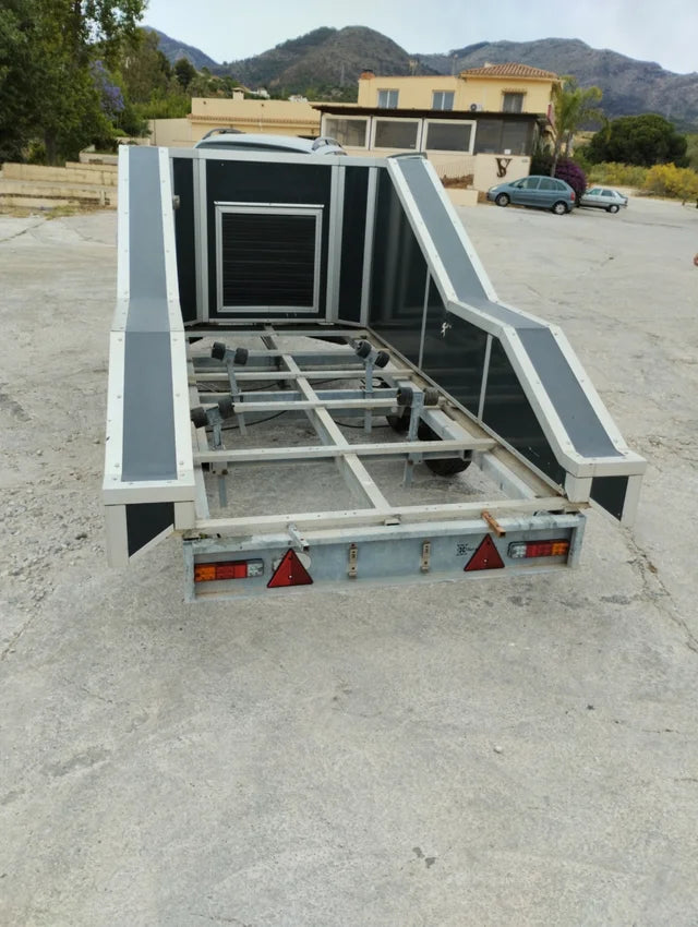 Remorque fermée pour le transport de jet ski – Double essieu professionnel