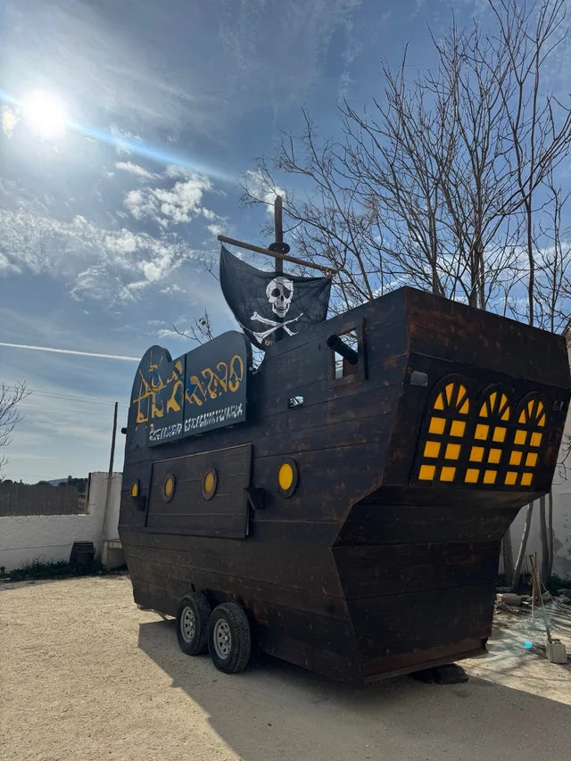 Remorque Food Truck haut de gamme au design bateau pirate