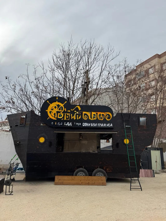 Remorque Food Truck haut de gamme au design bateau pirate