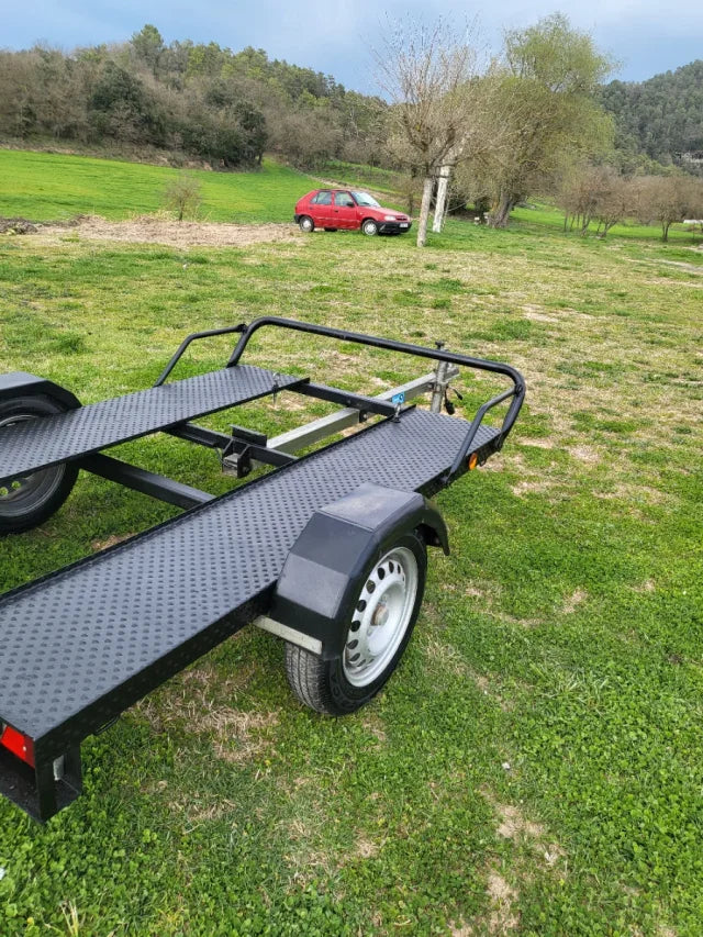 Remorque porte-voiture monorail destinée au transport d'un seul véhicule