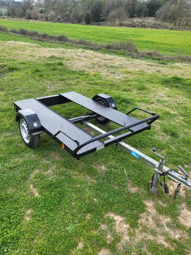 Remorque porte-voiture monorail destinée au transport d'un seul véhicule