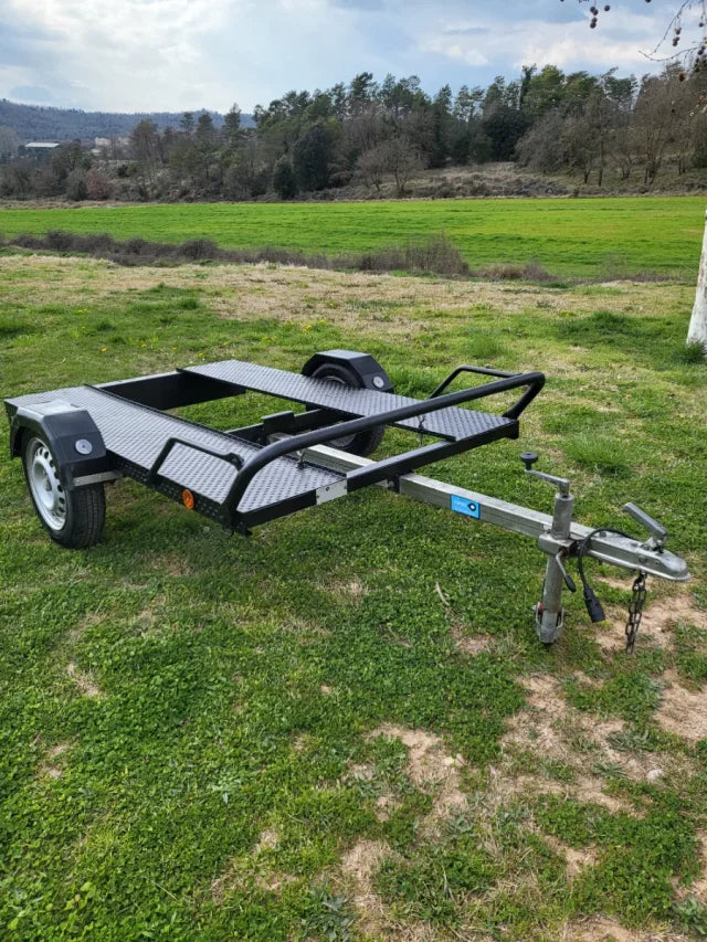 Remorque porte-voiture monorail destinée au transport d'un seul véhicule