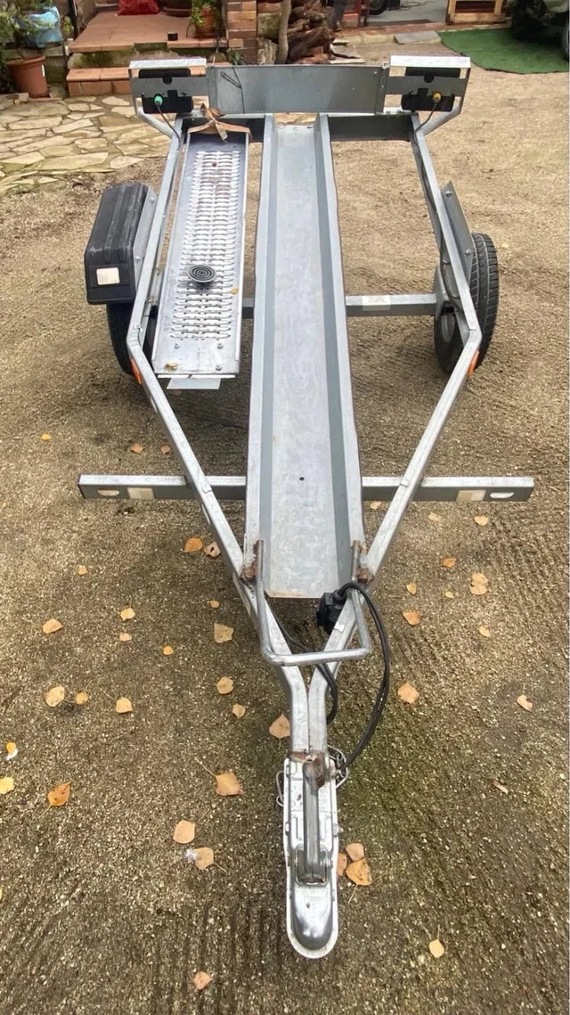 Remorque porte-moto simple – Galvanisée et compacte