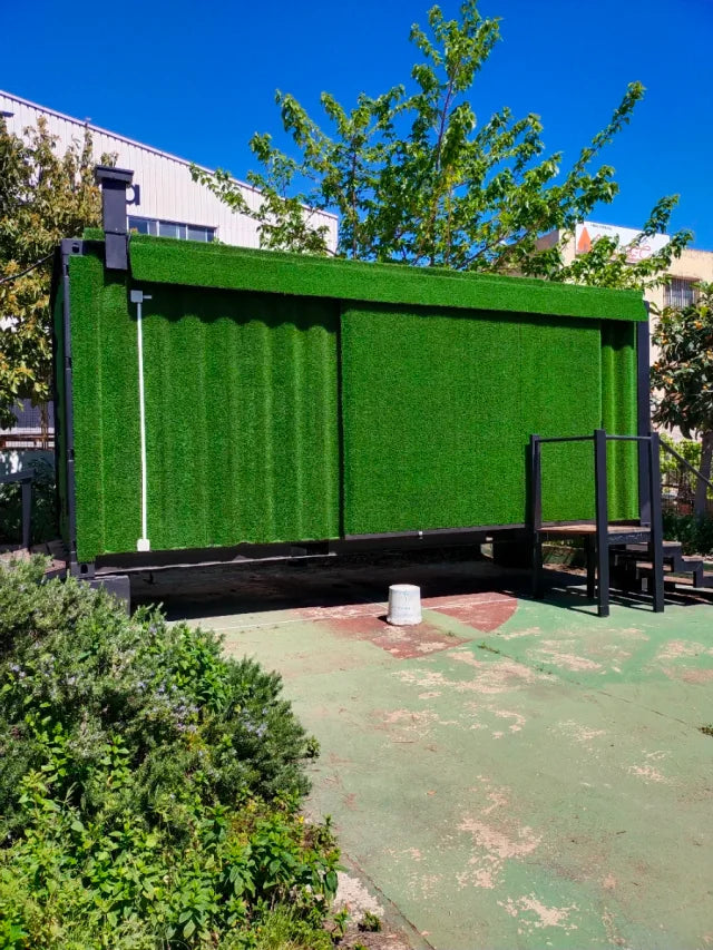 Maison modulaire conteneur avec revêtement en gazon synthétique