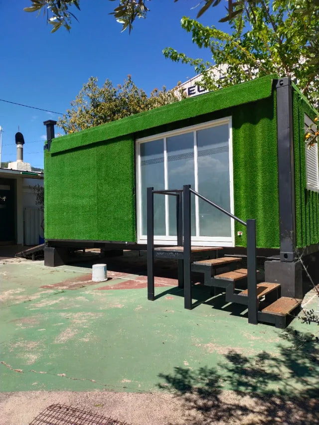 Maison modulaire conteneur avec revêtement en gazon synthétique
