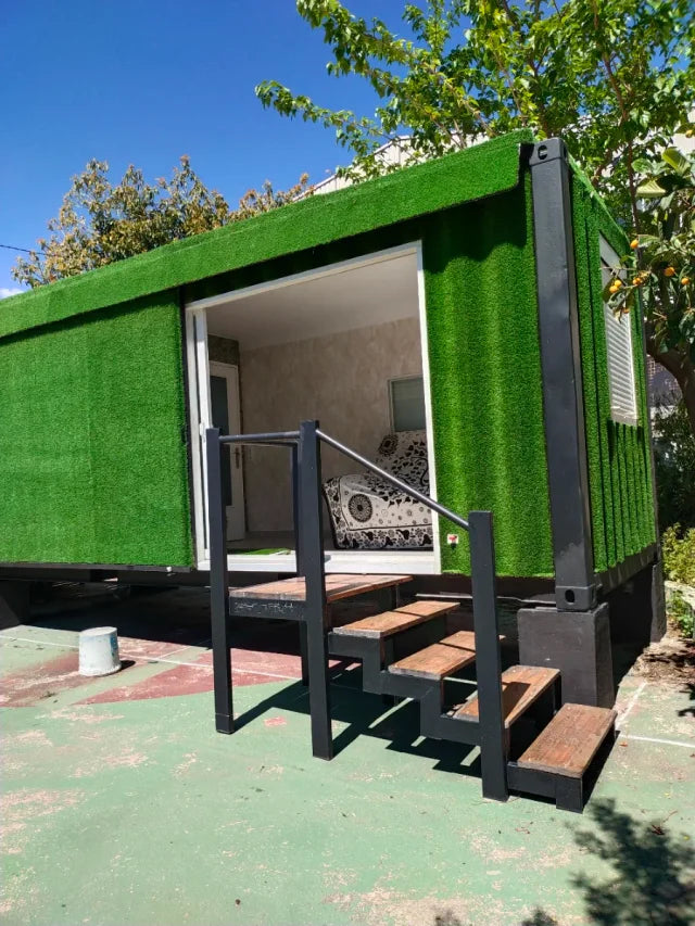 Maison modulaire conteneur avec revêtement en gazon synthétique