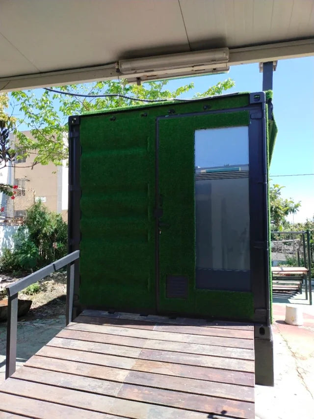 Maison modulaire conteneur avec revêtement en gazon synthétique