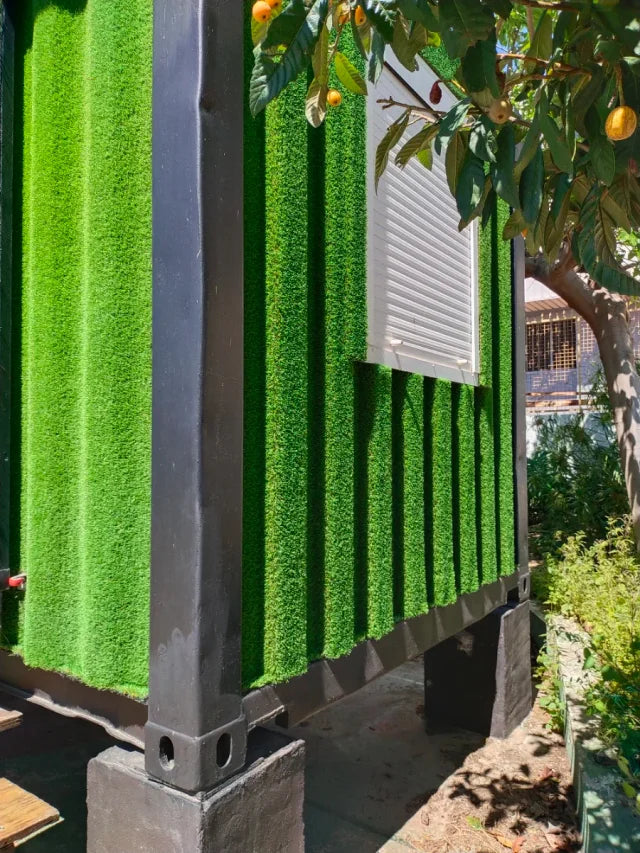 Maison modulaire conteneur avec revêtement en gazon synthétique