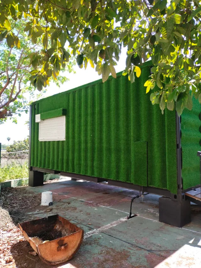 Maison modulaire conteneur avec revêtement en gazon synthétique