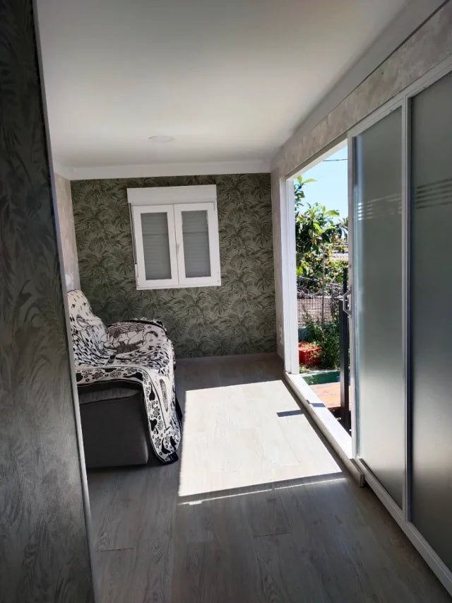 Maison modulaire conteneur avec revêtement en gazon synthétique