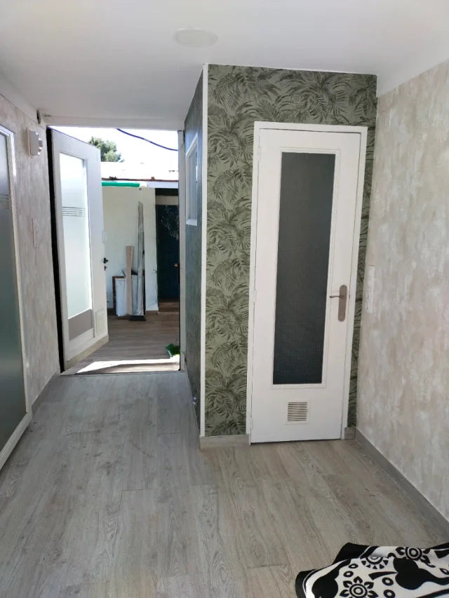 Maison modulaire conteneur avec revêtement en gazon synthétique