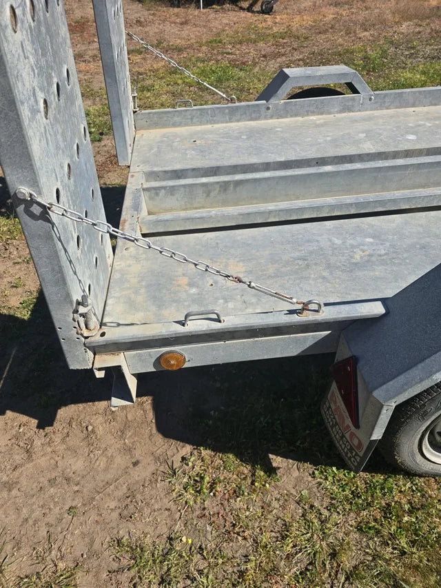 Remorque porte-moto compacte – Robuste, légère et fonctionnelle