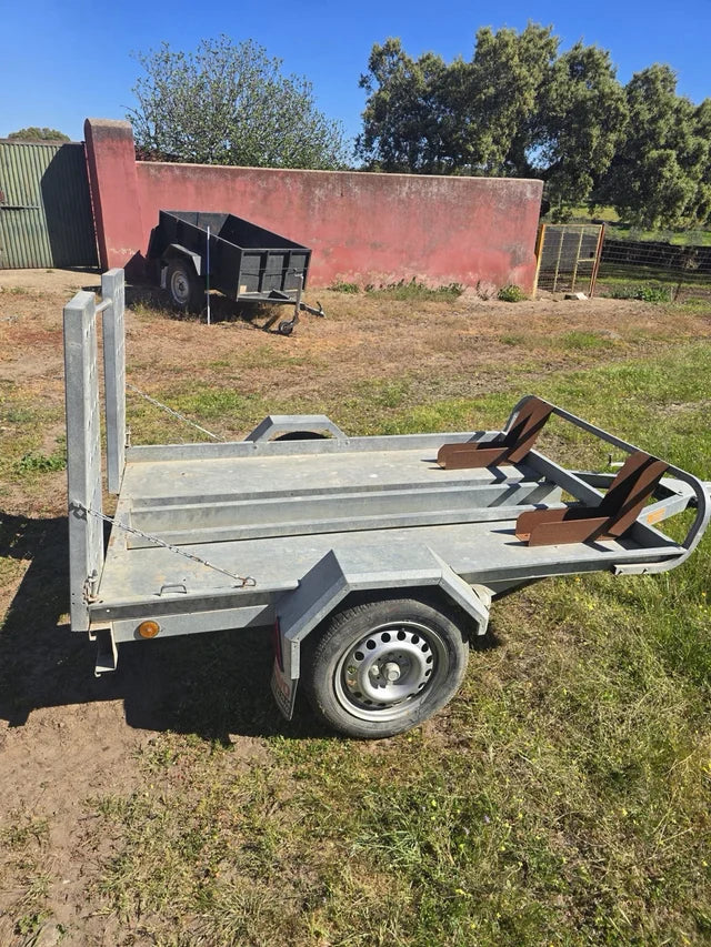Remorque porte-moto compacte – Robuste, légère et fonctionnelle
