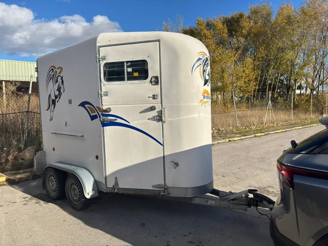 Remorque van pour chevaux à double essieu