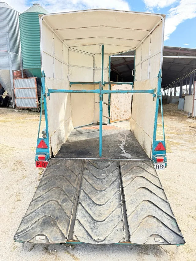 Remorque/Fourgonnette pour deux chevaux