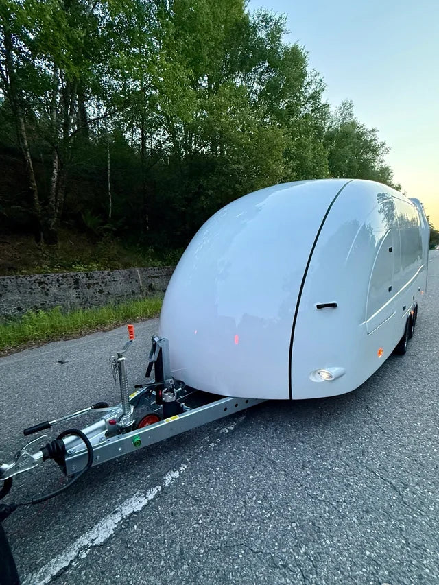 Remorque porte-voitures fermée aérodynamique à double essieu