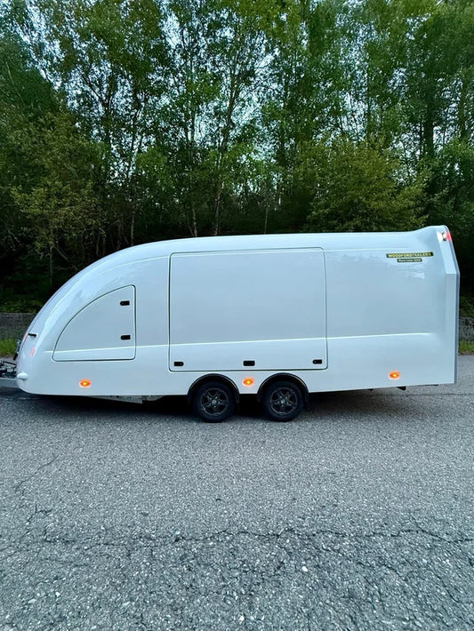 Remorque porte-voitures fermée aérodynamique à double essieu