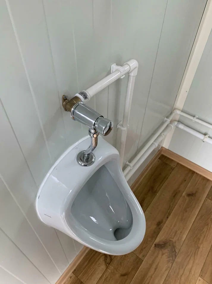 Conteneur double sanitaire avec dépôt de déchets.