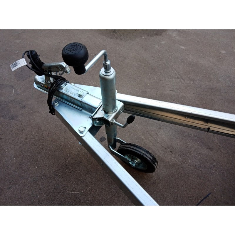 Remorque porte-motos galvanisée conçue pour le transport sécurisé de 3 motos